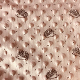 Minky alvéolé hérisson fond rose 135031